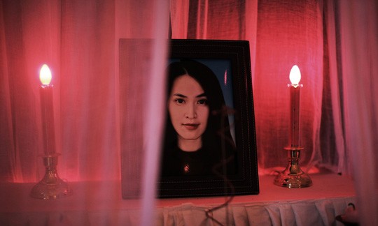 Bi hài đưa ảnh người sống... lên bàn thờ Ảnh diễn viên Tú Vi lên bàn thờ trong phim “Quả tim máu”. Ảnh do nhà phát hành cung cấp.