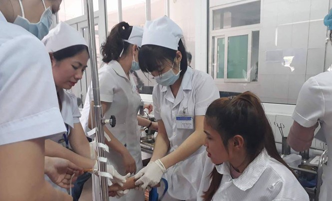 Vụ 50 công nhân Nghệ An nhập viện sau bữa ăn: Lấy 12 mẫu thức ăn xét nghiệm Bệnh viện 115 Nghệ An phải huy động hết y bác sĩ đến cấp cứu kịp thời cho công nhân.