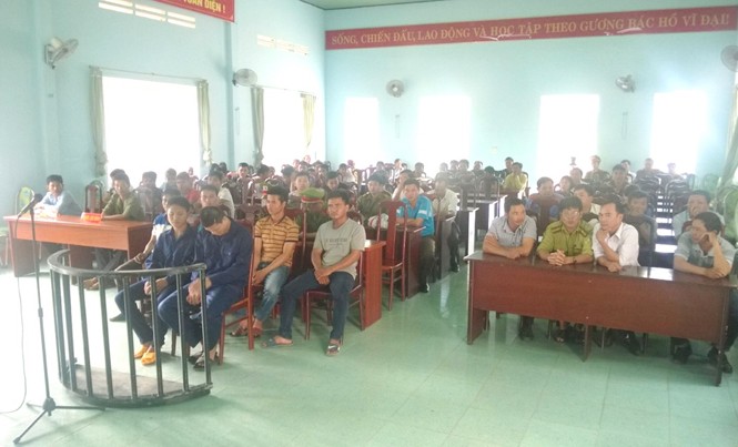 Cầm dao chém kiểm lâm, 2 người lãnh án tù Bị cáo Ngọc và Y Ka tại tòa. Ảnh: Quang Tùng.