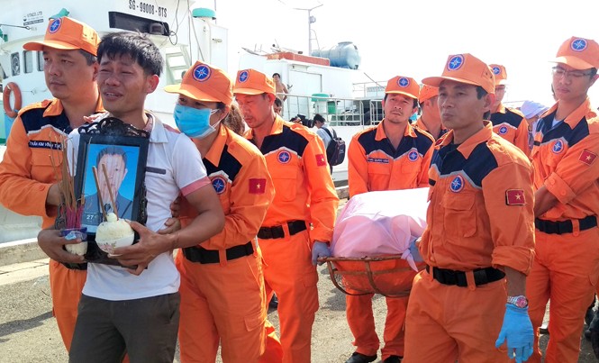 Thủ tướng yêu cầu làm rõ trách nhiệm cứu nạn của tàu Petrolimex 14 Người thân đau đớn trước cái chết của 9 thuyền viên trên tàu Hải Thành 26. Ảnh: Đ.T.