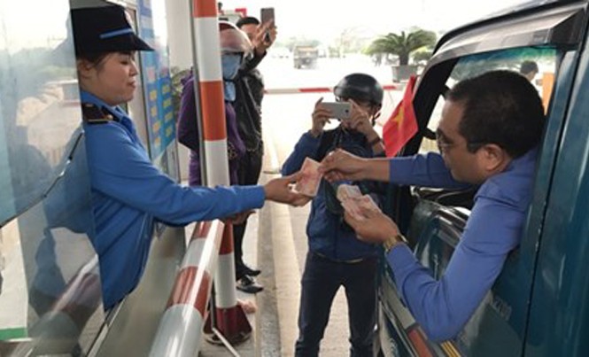 Giảm 50% phí với các huyện thị quanh trạm thu phí Bến Thuỷ Người dân trả tiền lẻ khi qua trạm thu phí Cầu Bến Thuỷ.