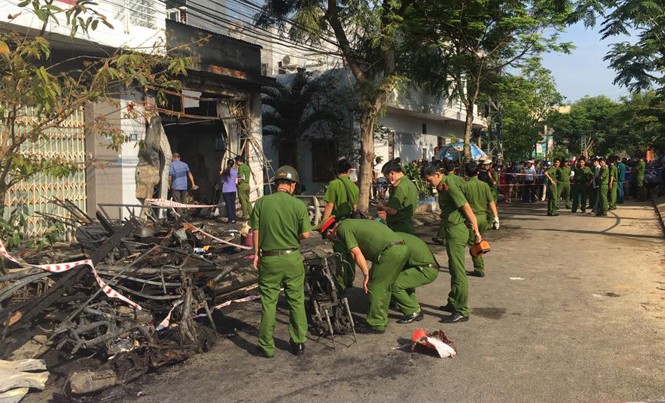Cháy nhà trong đêm, 3 người chết Hiện trường vụ cháy khiến 3 người tử vong.