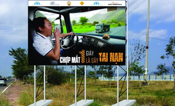 Cắm biển “Chợp mắt một giây là gây tai nạn” trên quốc lộ Một tấm biển tuyên truyền chống buồn ngủ vừa được lắp đặt.