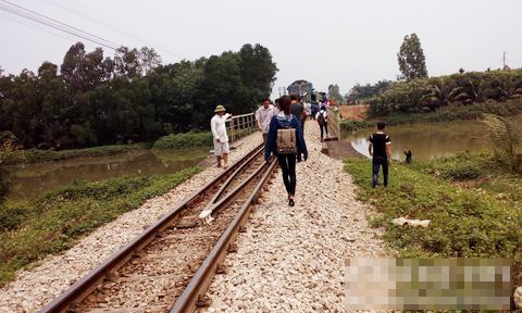 BẢN TIN ATGT: Bốn nữ sinh bị tàu hỏa đâm thương vong BẢN TIN ATGT: Bốn nữ sinh bị tàu hỏa đâm thương vong