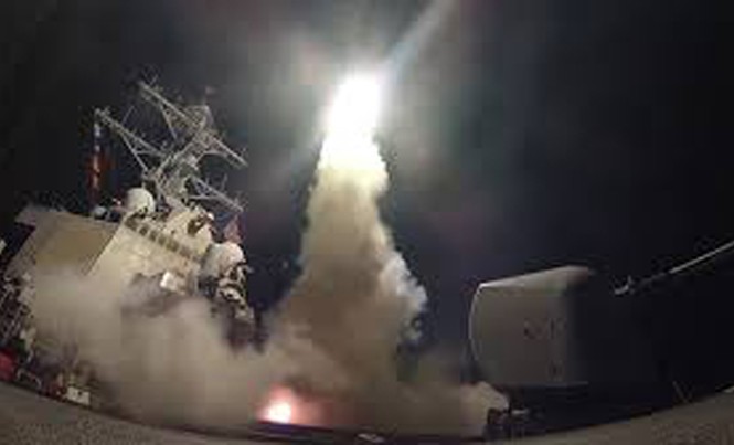 Tấn công tên lửa Syria, Tổng thống Trump muốn gửi thông điệp tới Nga Hình ảnh Mỹ phóng tên lửa Tomahawk vào căn cứ không quân Shayrat ở miền trung Syria . Ảnh: CNN.
