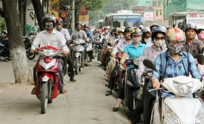 Đi xe trên hè phố bị phạt bao nhiêu tiền? Đi xe máy trên vỉa hè, người điều khiển xe máy có thể bị phạt từ 300.000 đồng- 400.000 đồng.
