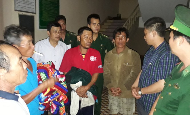 Truy tìm tàu sắt đâm chìm tàu ngư dân trên biển Đà Nẵng Các ngư dân tàu QNa 09191 bị tàu sắt đâm chìm trong đêm.