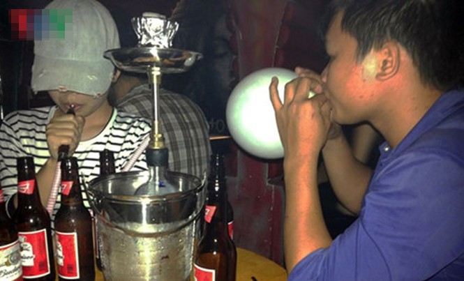 Học trò ‘Khóc như ma làm’ vì bóng cười và chất gây nghiện Hút Shisha, "bóng cười" được coi là "mốt của giới trẻ.