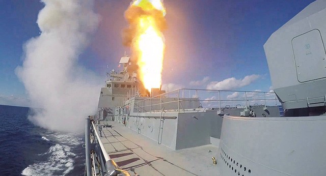 Bản tin 20H: Nga lên tiếng về khả năng đối đầu với Mỹ tại Syria Tàu khu trục Đô đốc Grigorovich phóng tên lửa Kalibr nhằm vào các mục tiêu khủng bố ở Syria. Ảnh: Sputnik.
