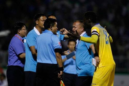 VPF tuyên bố sẽ thuê trọng tài ngoại điều hành V-League Công tác trọng tài đang gây nhức nhối tại V-League.