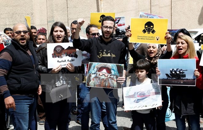 Bản tin 14H: Nga, Thổ Nhĩ Kỳ ủng hộ điều tra vụ ném bom ở Syria Người dân thủ đô Damascus biểu tình phản đối vụ tấn công bằng tên lửa của Mỹ. (Nguồn: EPA/TTXVN)