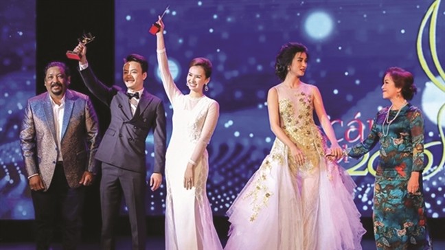 Giải Cánh diều: Bao giờ 'sạn' không còn là 'đặc sản'? Sự cố thiếu cúp cho nữ diễn viên Minh Trang (bìa phải) như thế này chỉ có thể do lỗi con người.