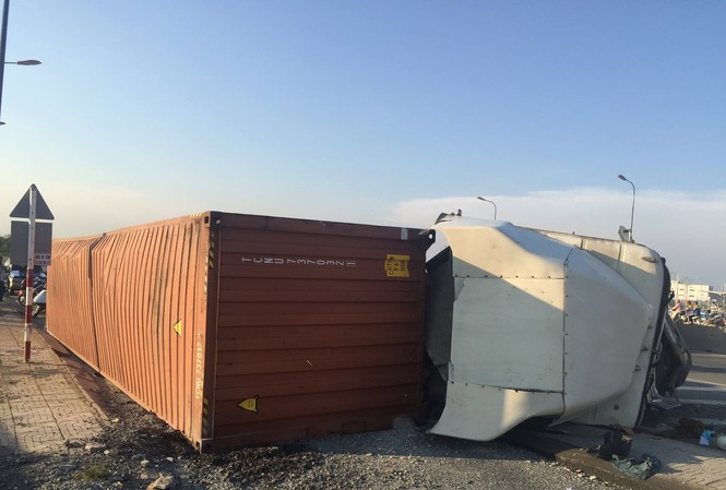 Xe container bất ngờ lật nhào giữa đường Hiện trường tai nạn.
