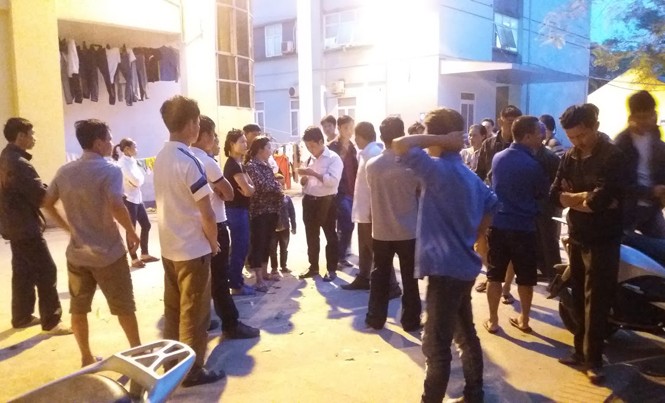 Cháu bé 5 tuổi tử vong, người nhà 'vây' bệnh viện Người nhà cháu T. đến Bệnh viện Sản Nhi Nghệ An yêu cầu làm rõ nguyên nhân tử vong của cháu.