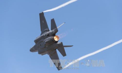 Bản tin 8H: Mỹ triển khai phi đội F-35 tới châu Âu Máy bay chiến đấu F-35 của Không lực Hoàng gia Australia tại Triển lãm hàng không Avalon ở Australia ngày 3/3. Ảnh: AFP/TTXVN.