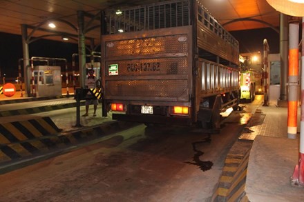 Bản tin 20H: Tài xế cán chết thiếu tá CSGT ra đầu thú Chiếc xe tải gây tai nạn.