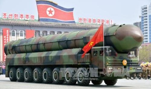 Bản tin 14H: Triều Tiên sắp thử hạt nhân lớn chưa từng có? ên lửa Triều Tiên tại lễ diễu binh kỷ niệm 105 năm ngày sinh cố Chủ tịch Kim Nhật Thành ngày 15/4. Ảnh: Kyodo/TTXVN.