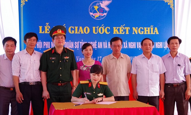 Chăm lo đời sống hội viên phụ nữ Hội phụ nữ Bộ CHQS tỉnh và Hội LHPN xã Nghi Vạn kí kết chương trình kết nghĩa.