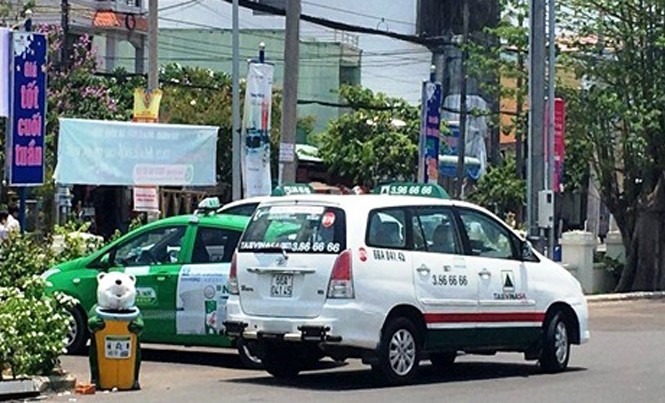 Taxi Mai Linh bị chặn đầu khoá đuôi, lái xe bị đánh nhập viện Xe taxi Mai Linh bị chặn đầu khoá đuôi.