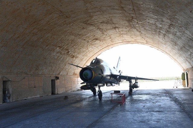 Bản tin 14H: Syria 'hỏa tốc' dồn hết quân lực tới sát căn cứ Nga Một máy bay chiến đấu của Syria tại căn cứ Shayrat. (Ảnh: Sputnik)