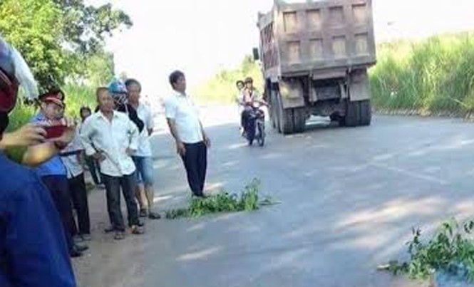Nam sinh bị xe hổ vồ đâm tử vong trên đường đi học Hiện trường vụ tai nạn.