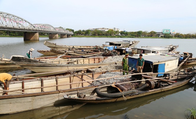 Thêm nhiều thuyền hút trộm cát sông Hương bị bắt quả tang Các thuyền khai thác cát sông Hương trái phép bị công an bắt quả tang đêm 9/5.