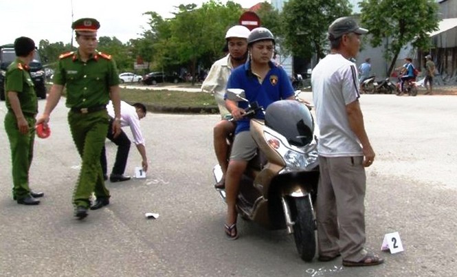 Tông người già trọng thương, trốn chạy 100km vẫn không thoát Dựng hiện trường vụ tai nạn phục vụ công tác điều tra.