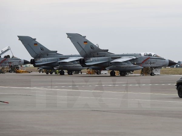 Radio Thế giới 24H: Tiêm kích Đức vẫn gầm rú ở Syria Máy bay chiến đấu Tornado của quân đội Đức tại căn cứ không quân Incirlik, Thổ Nhĩ Kỳ, ngày 21/1/2016. Nguồn: AFP/TTXVN.