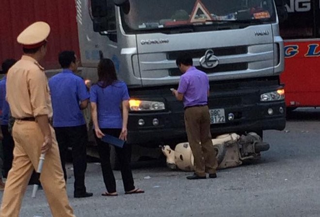 Bản tin 14H: Xe đầu kéo 'nuốt' xe máy, nữ trung úy công an tử vong Hiện trường vụ tai nạn