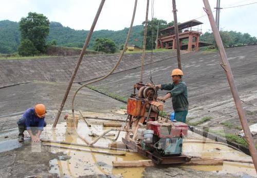 Hồ Núi Cốc gặp sự cố: Ban bố tình trạng khẩn cấp, có thể phá đập? Khoan thăm dò chất lượng thân đập chính hồ Núi Cốc để xây dựng phương án gia cố, sửa chữa. Ảnh: TTXVN.