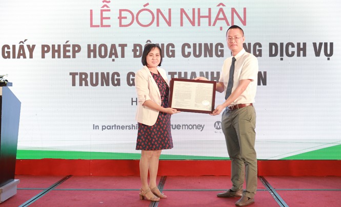 Tham vọng của 1Pay Phó Vụ trưởng Vụ Thanh toán Hoàng Tuyết Minh trao giấy phép cho Tổng giám đốc 1Pay Đinh Quang Huy.