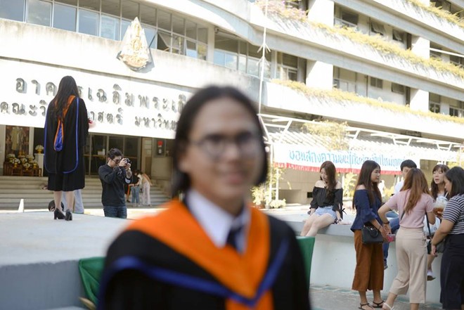 Ảnh bá đạo, chàng trai 'mờ ảo' trong ngày tốt nghiệp Chàng trai gây chú ý khi hoàn toàn bị lu mờ trong lễ tốt nghiệp.