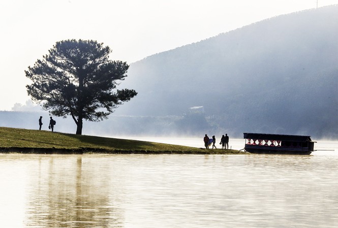 Ngăn chặn du lịch “chui” ở hồ Suối Vàng Thuyền gỗ hoạt động trái phép ở Suối Vàng.