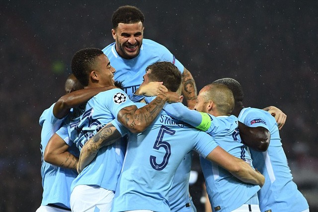 Man City thắng giòn giã '4 sao' trên sân Feyenoord Các cầu thủ Man City ăn mừng sau khi làm tung lưới đối phương.