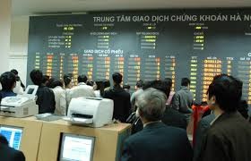 Chứng khoán đón 'mưa tiền', giao dịch trung bình hơn 12.500 tỷ/phiên Một phiên đấu giá tại HNX