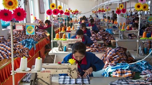 Bí mật không ngờ về Kinh tế thị trường ở Triều Tiên Một xí nghiệp may mặc ở Triều Tiên