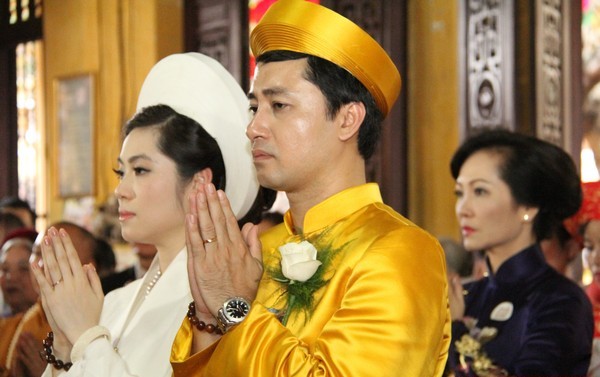 Những đám cưới đình đám của con đại gia Việt 2014 Con gái của chủ tịch Tập đoàn Nam Cường rất xinh đẹp và duyên dáng trong chiếc áo dài trắng, còn chú rể lịch lãm trong trang phục áo dài màu vàng, khăn xếp.