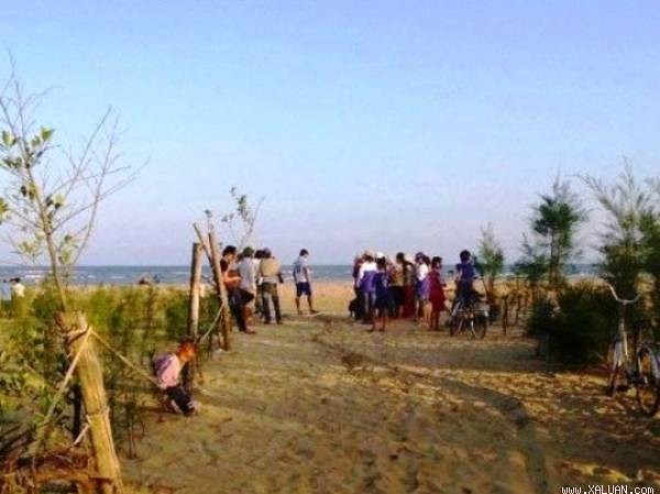 Ra kè biển tắm, 2 sinh viên bị nước cuốn trôi ảnh minh họa
