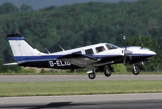 Máy bay Mỹ rơi, 4 người chết, bé gái thoát nạn Hình ảnh một chiếc Piper PA-34-200T. Ảnh: Adrian Pingstone