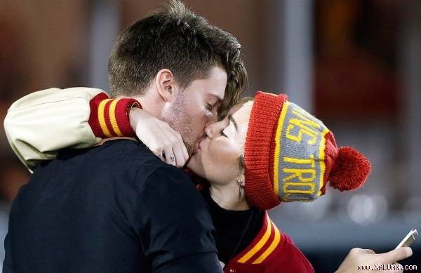 Con trai ‘Kẻ hủy diệt’ mất 1.000 tỉ vì hẹn hò Miley Cyrus? Miley Cyrus và quý tử nhà Arnold Schwarzenegger