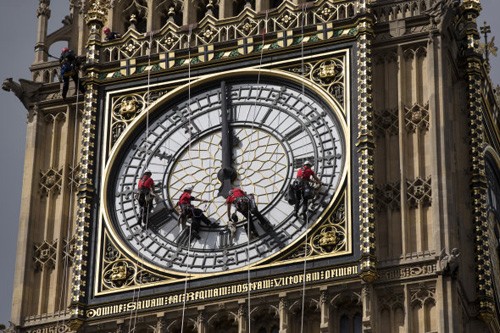 10 dự án 'tắm rửa' tốn kém nhất thế giới
Các công nhân đang lau chùi tháp đồng hồ Big Ben trong điều kiện khắc nghiệt.