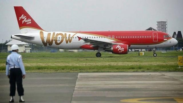 Phát hoảng vì máy bay AirAsia chết máy kèm theo tiếng nổ lớn
Máy bay hãng AirAsia đột ngột chết máy trước giờ cất cánh. Ảnh: Kenvin Lim.