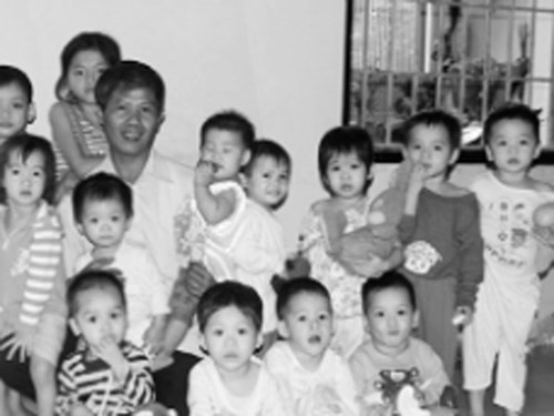 Chồng chôn 11 nghìn hài nhi, vợ nuôi cả trăm trẻ mồ côi Những đứa trẻ bị bỏ rơi được ông Phúc cưu mang