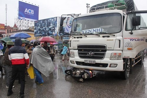 Bị cuốn vào gầm xe tải, 2 thiếu nữ tử vong Bị cuốn vào gầm xe tải, 2 thiếu nữ tử vong