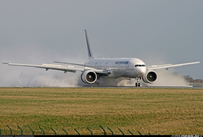Boeing 777 bay với tốc độ siêu âm bất thường Máy bay Boeing 777 của hãng hàng không Pháp Air France. Ảnh: Airliners.net