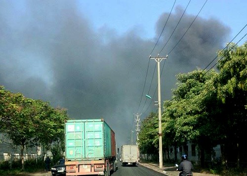 Cháy lớn, khói ngụt trời tại khu công nghiệp Quế Võ Khói bốc cao tại khu công nghiệp Quế Võ, Bắc Ninh. Ảnh: Sơn Hùng