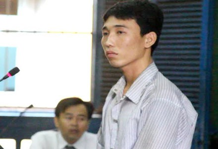 Đâm chết người vì mâu thuẫn nhỏ Bị cáo Vũ tại toà. Ảnh: Đông Sơn