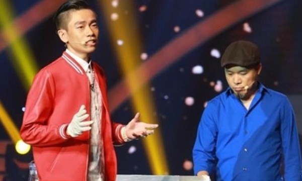 Uống nhầm axít: Tấn Phát có thể bị phạt đến 8 triệu đồng Thí sinh Trần Tấn Phát và nhạc sĩ Huy Tuấn trong tiết mục biểu diễn