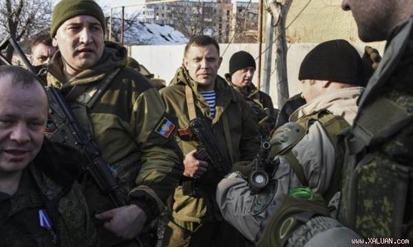 Ly khai tuyên bố đã chiếm được sân bay Donetsk Lãnh đạo ly khai ở miền Đông Ukraine Alexander Zakharchenko (giữa) đang đứng ở gần sân bay Donetsk.