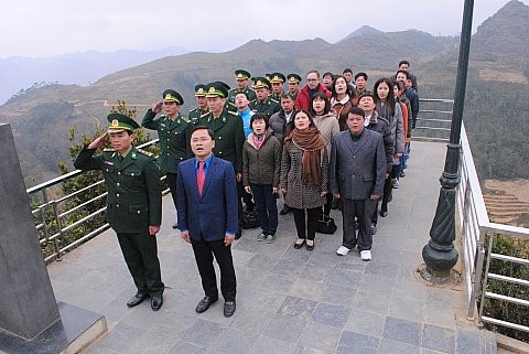 Xuân ấm nơi địa đầu Tổ quốc Bí thư TƯ Đoàn Nguyễn Anh Tuấn cùng đoàn công tác làm lễ chào cờ dưới chân cột cờ quốc gia Lũng Cú.